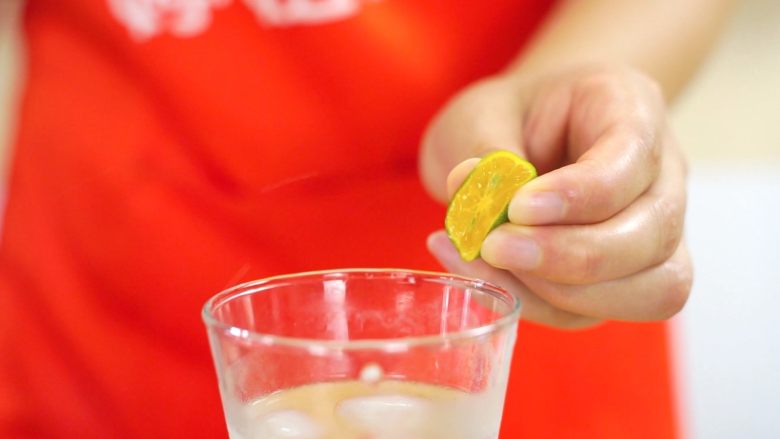 夏日沫沫系列—百香果金桔柠檬水,切好的金桔汁挤入杯中，金桔也丢入杯中