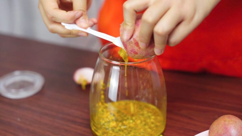 夏日沫沫系列—百香果金桔柠檬水,取出百香果果肉和果汁