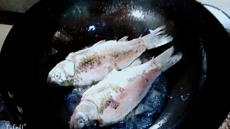 香浓鲫鱼汤,记得翻面煎一会