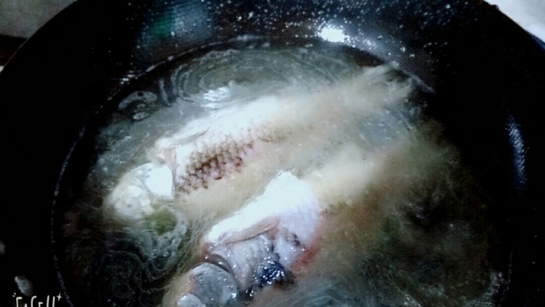 香浓鲫鱼汤,加入清水大火烧开