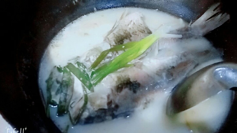 香浓鲫鱼汤,汤熬制浓白就可以出锅了