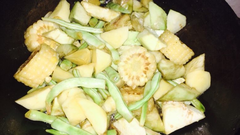农家一锅鲜,放土豆块茄快翻炒片刻放少许盐!焖煮7.8分钟