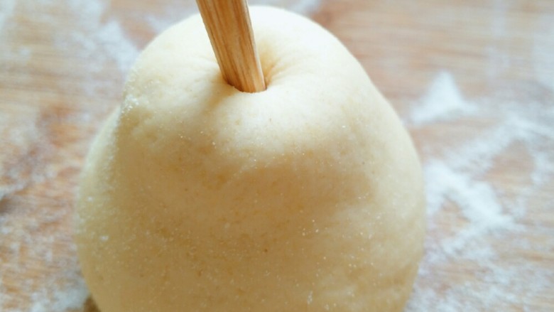 花样面食之雪梨馒头,用筷子在顶部戳个洞,再稍微整下型一个雪梨就做好了