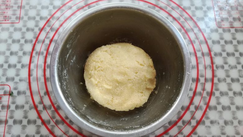 黄金椰蓉球,混合到没有干粉的成团状态,放冰箱冷藏半小时