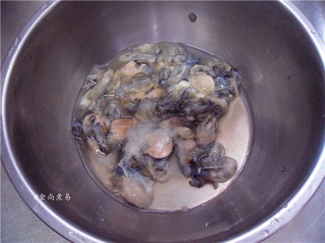 蚝仔鸡蛋煎饼,蚝肉用盐搓一下,去杂质和残留的蚝壳