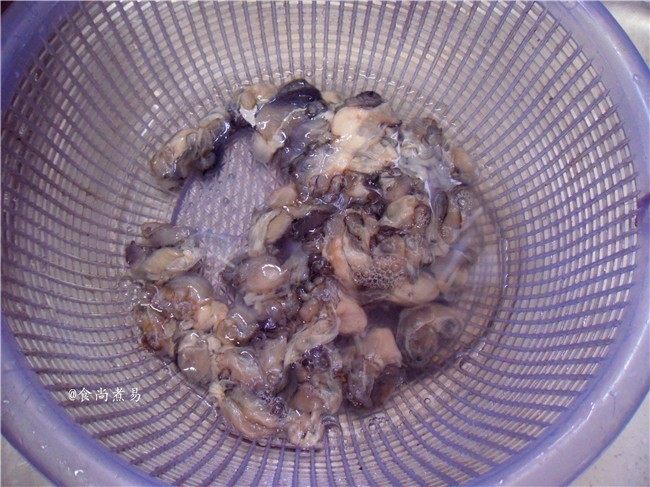 蚝仔鸡蛋煎饼,用清水冲洗干净,捞起沥干水
