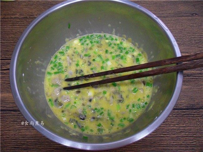蚝仔鸡蛋煎饼,充分搅拌均匀,静置1分钟