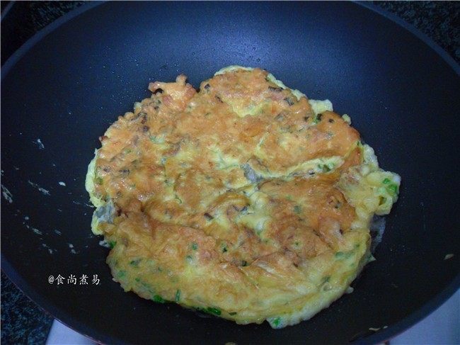 蚝仔鸡蛋煎饼,大火煎至两面焦黄色后盛出