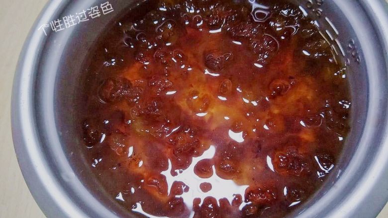 红枣炖桃胶,桃胶放入清水中浸泡一夜(12小时以上)至软涨,体积能涨到10倍以上。