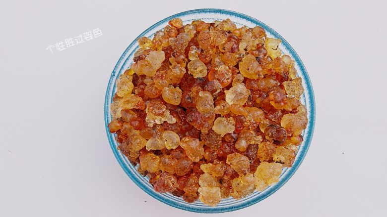 红枣炖桃胶,准备一小把桃胶,一小把就最够了,因为泡发后体积会变得很大