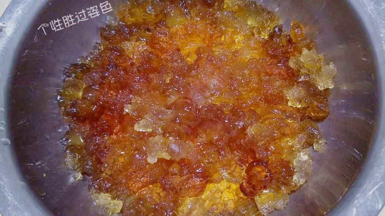 红枣炖桃胶,将泡软的桃胶仔细反复的清洗,去除黑色的杂质,掰成小块儿。