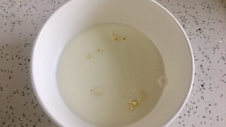 可可奶油雪糕（仿东北大板）,纯净水和奶粉放入碗里，搅拌均匀，如果用纯牛奶的话，这一步就省了，我是为了消耗奶粉，才没有用纯牛奶。