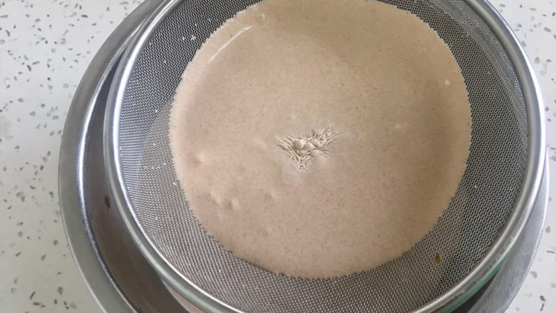 可可奶油雪糕（仿东北大板）,把全部搅拌好的可可糊过筛。