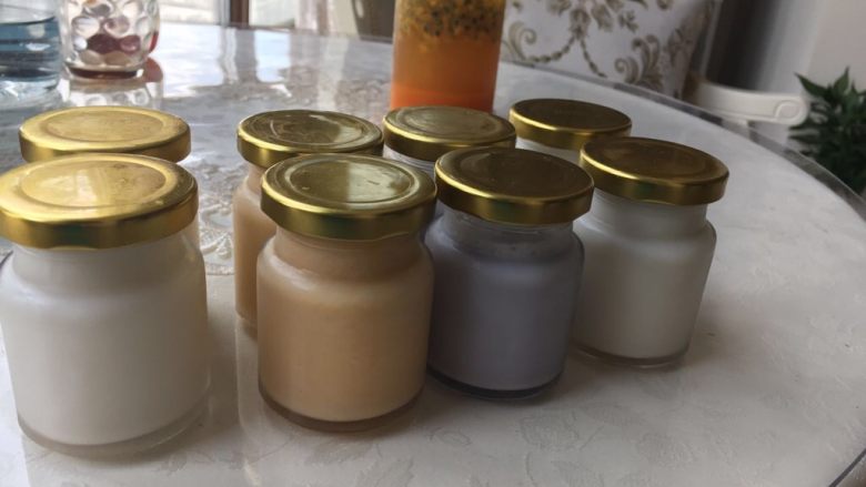 草稿1501771462,将以上配料放在隔水炖罐里隔水炖一个半小时，炖后趁热放几颗<a style='color:red;display:inline-block;' href='/shicai/ 866'>冰糖</a>，冷却后装到保鲜盒冷藏10小时，还有另一个比例，300克泡发后的花胶加400毫升<a style='color:red;display:inline-block;' href='/shicai/ 219'>牛奶</a>，炖1小时10分钟。