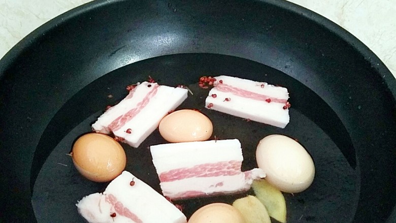 台湾卤肉饭,五花肉切块,放入<a style='color:red;display:inline-block;' href='/shicai/ 134659'>花椒粒</a>,姜片放入锅中和鸡蛋一起煮透去血水。