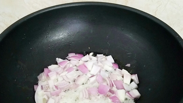 台湾卤肉饭,锅中放油烧热,放入洋葱丁,炼至葱头。