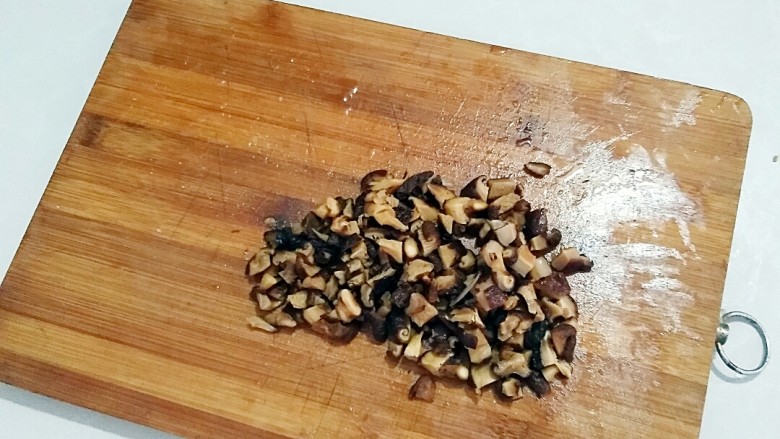 台湾卤肉饭,香菇取出切碎,泡发香菇的水留着备用。