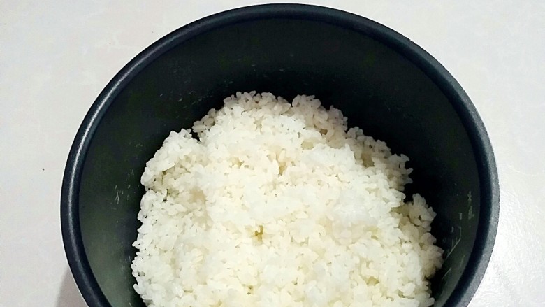 台湾卤肉饭,米饭已经蒸出,翻拌均匀变散。