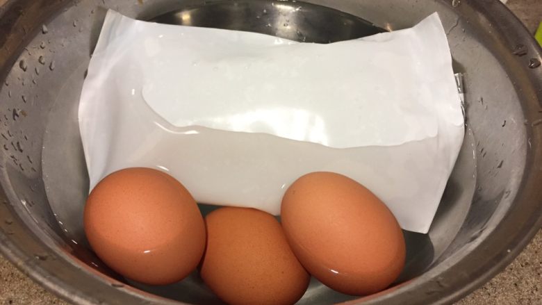 日式鸡汤泡饭,鸡蛋捞出来,放入冰水,拔凉。然后剥壳,切两半。