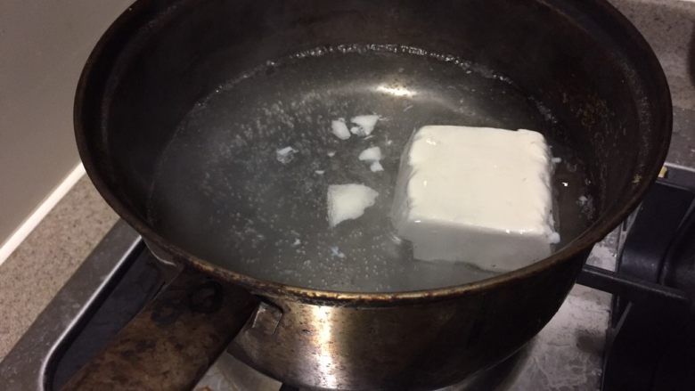 番茄炖冻豆腐,硬豆腐沸水煮1分钟,捞出来,沥干水分,放入盒中。冰箱冷冻24小时以上。