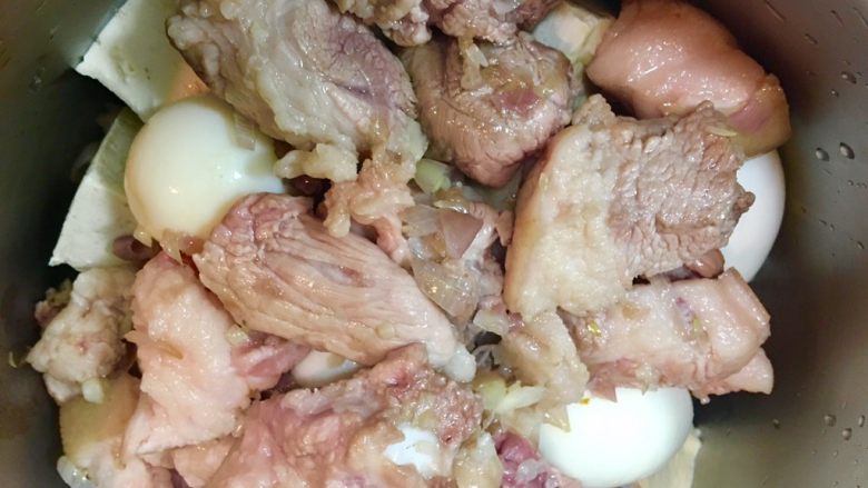 台灣必嚐美食~滷肉鍋,最後將步驟7剩餘的另一半食材最後放入