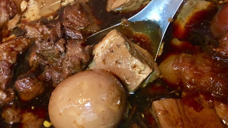 台灣必嚐美食~滷肉鍋,直到食材均入味上色完成,且滷肉的口呈現Q彈的口感(若是個人偏好軟嫩則可悶煮30分鐘後,不翻鍋蓋續燜30~60分鐘)