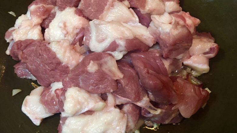 台灣必嚐美食~滷肉鍋,將步驟3的胛心肉塊放入鍋內