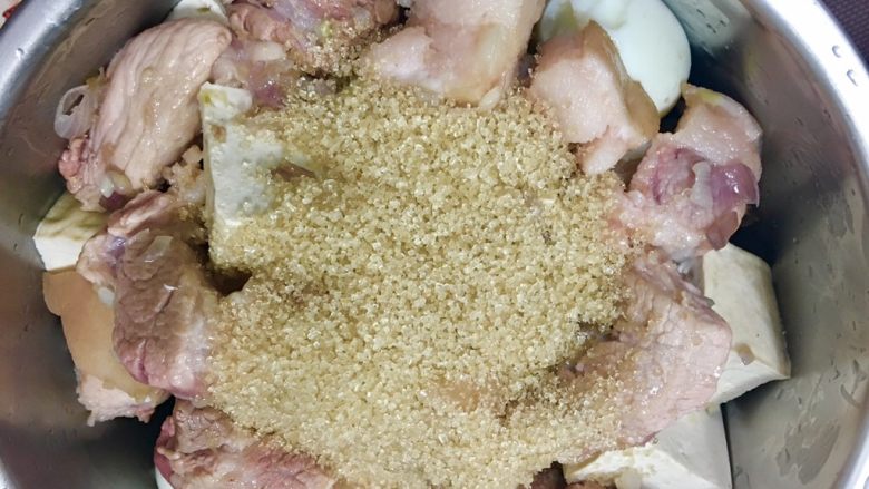 台灣必嚐美食~滷肉鍋,將準備好的砂糖倒入步驟12的鍋內