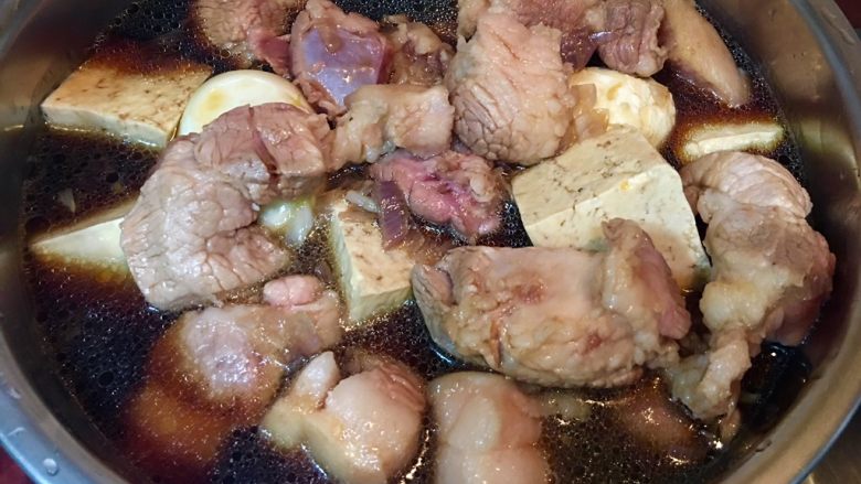 台灣必嚐美食~滷肉鍋,鍋內倒入開水(需微微淹過食材)
