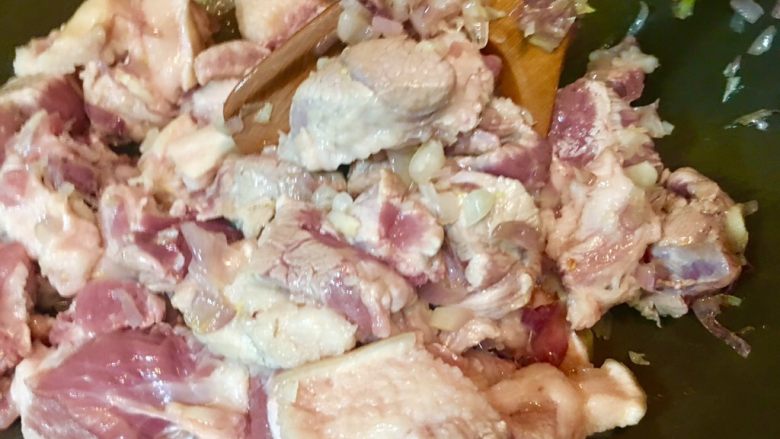 台灣必嚐美食~滷肉鍋,持續不斷翻炒至肉微呈白色
