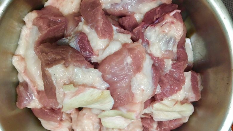 台灣必嚐美食~滷肉鍋,切好的胛心肉備用