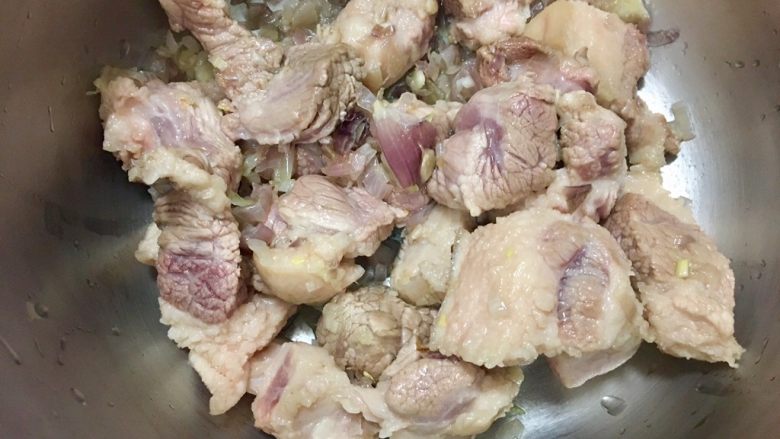 台灣必嚐美食~滷肉鍋,將步驟7的食材盛一半到滷鍋內