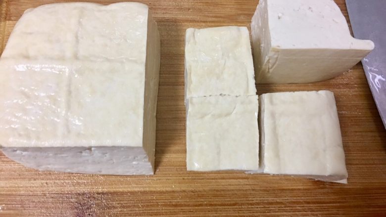 台灣必嚐美食~滷肉鍋,將板豆腐切成塊狀