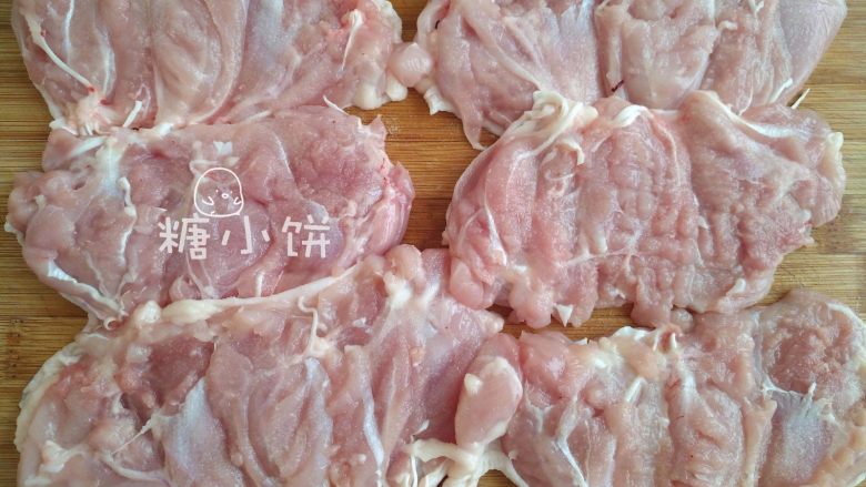 一卷多吃【 清香蒸鸡腿卷&酱香烤鸡腿卷】,用刀背剁过之后的样子,肉会松一点