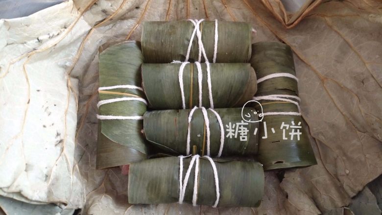 一卷多吃【 清香蒸鸡腿卷&酱香烤鸡腿卷】,用棉绳扎紧,把全部扎好的鸡腿卷整齐地摆在荷叶上