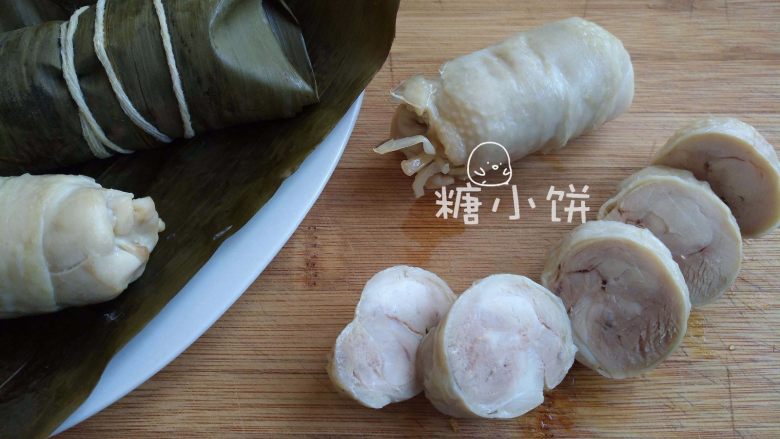 一卷多吃【 清香蒸鸡腿卷&酱香烤鸡腿卷】,大火蒸30分钟。蒸好以后不立即拆开,焖在荷叶包里面放凉。放凉以后取出切件,当凉菜的话直接加调味料即可。