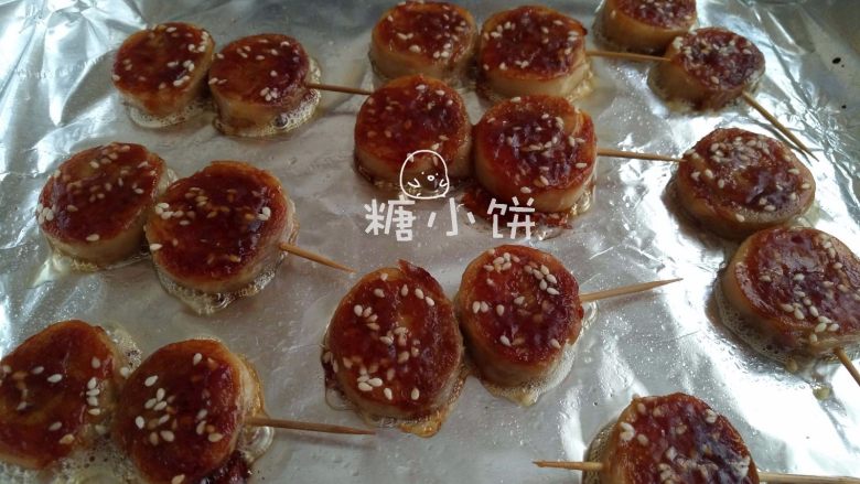 一卷多吃【 清香蒸鸡腿卷&酱香烤鸡腿卷】,送入烤箱中层,185℃,烤15分钟时取出再刷一次酱,再烤5分钟即可。