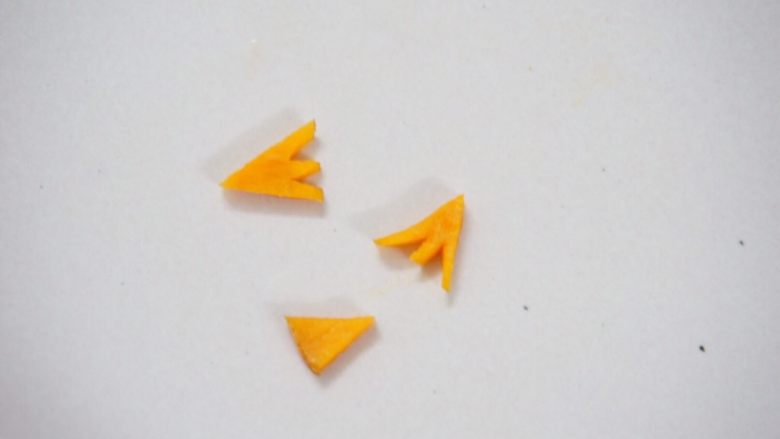 呆萌小黄鸡,切成这个形状,当做小黄鸡的嘴巴还有一对小爪子。