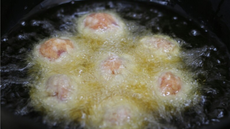 鹌鹑蛋肉丸子,油热至六成热,中小火将丸子炸定型,且表面微微金黄,捞出沥去油份