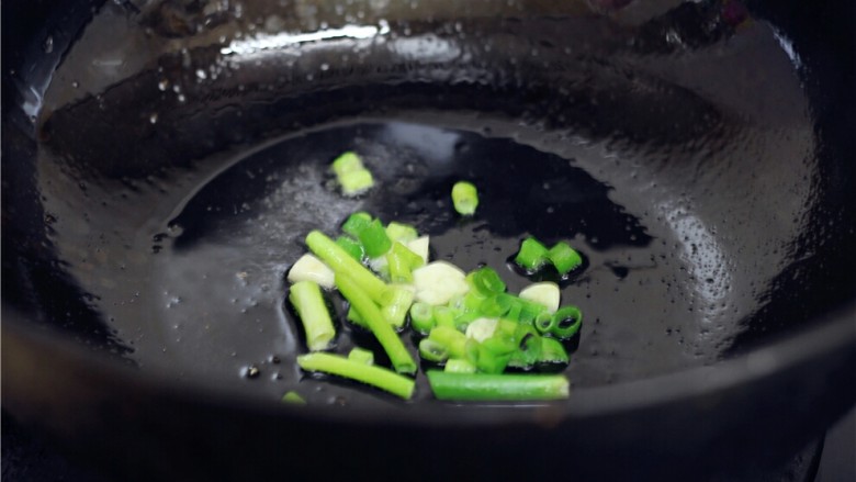 鹌鹑蛋肉丸子,锅内留少许底油，放入葱花炒香