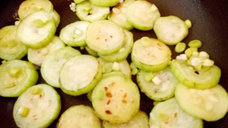 蛋瓜饭,两面都煎好了,放入青蒜苗杆子爆香。