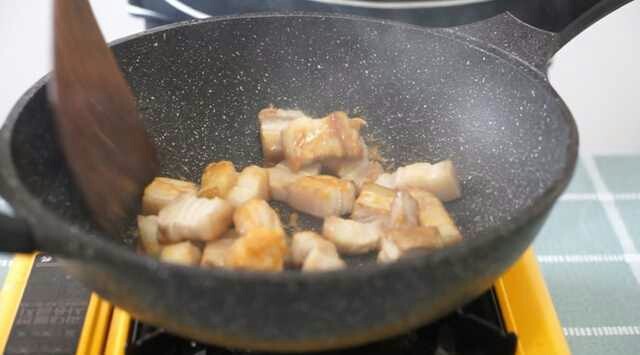 红烧肉,把弄好的肉放入锅中，翻炒均匀