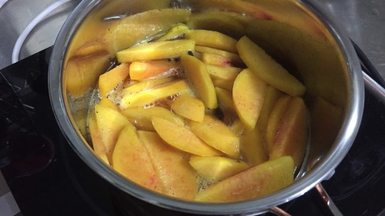 黄桃杏仁塔,大火煮沸后转中火,煮15分钟左右