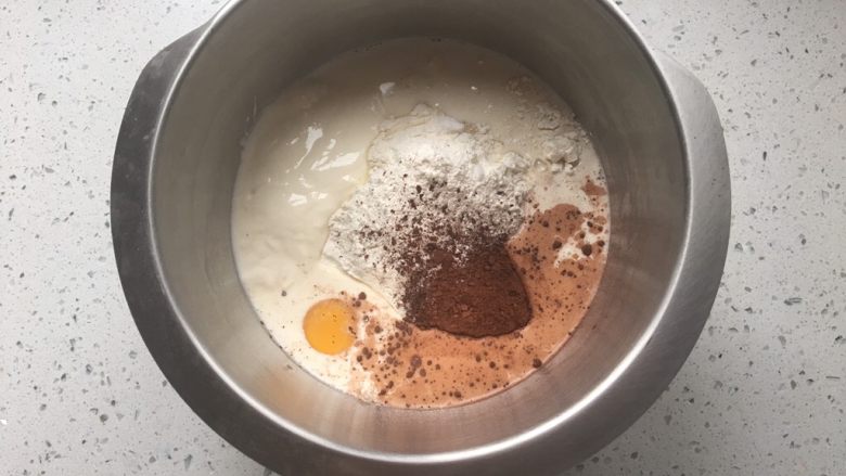 酸奶巧克力豆吐司,将材料中除去黄,盐和巧克力豆以外的材料全部称出来放入盆中,开始揉面