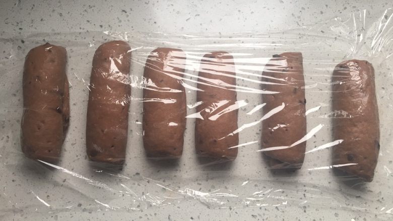 酸奶巧克力豆吐司,自上向下卷起,松弛20分钟