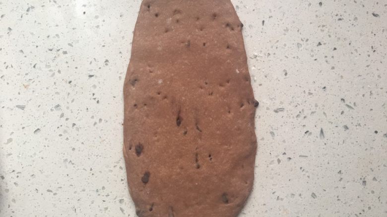 酸奶巧克力豆吐司,取一个面团擀成牛舌状