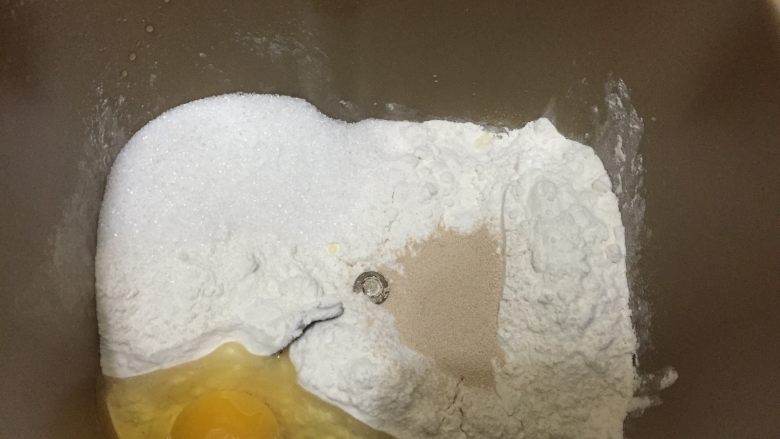 福气小餐包 直接法,将除黄油以外的所有材料放入面包桶中,启动揉面功能25分钟
