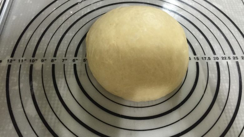 福气小餐包 直接法,发酵好的面团排气揉匀放在案板上,盖好保鲜膜静置松弛20分钟