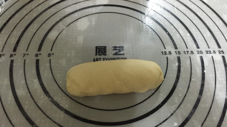 福气小餐包 直接法,卷起收口,收口处要捏紧