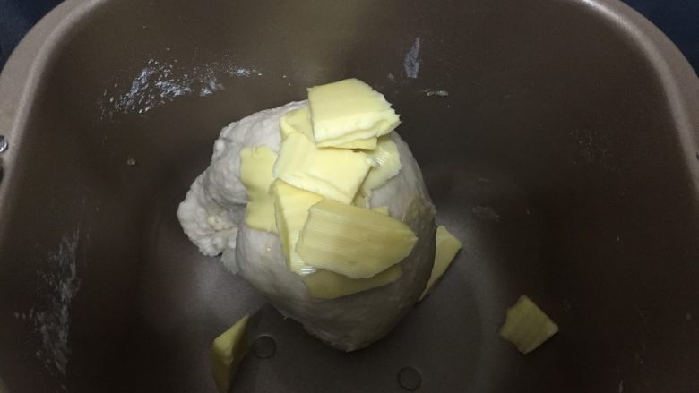 福气小餐包 直接法,揉面后加入软化室温的黄油,再揉面20分钟至面团吸收黄油